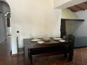 stół jadalny z talerzami i kieliszkami do wina w obiekcie Magnífica casa a orillas del guadiana w mieście Huelva