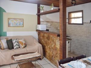 a living room with a bed and a kitchen at departamento en Geriba in Búzios