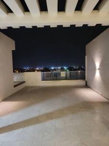 an empty room with a view of the city at night at RESIDENCE TERANGA in Kammba