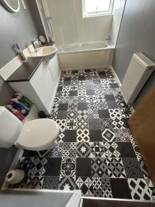 La salle de bains est pourvue de carrelage noir et blanc. dans l'établissement Entire flat in Banchory, Aberdeenshire, Scotland, à Banchory