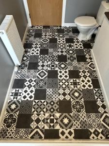 La salle de bains est pourvue de carrelage noir et blanc. dans l'établissement Entire flat in Banchory, Aberdeenshire, Scotland, à Banchory