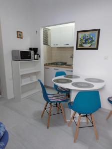 Kuchyň nebo kuchyňský kout v ubytování Apartments with a parking space Pisak, Omis - 1009