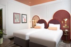- 2 lits dans une chambre d'hôtel aux murs blancs dans l'établissement Holiday Inn London Oxford Circus, an IHG Hotel, à Londres