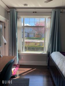 Comfortable suite for guests to use independently في برنابي: غرفة نوم مع نافذة مطلة على ساحة