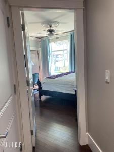 - une chambre avec un lit et une fenêtre dans l'établissement Comfortable suite for guests to use independently, à Burnaby