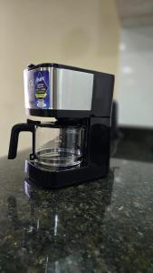 Una cafetera colocada encima de un mostrador en 204 - Loft de luxo com Alexa e Ar condicionado, en Belo Horizonte