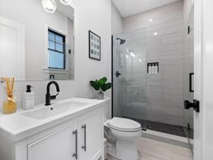 Koupelna v ubytování 5BR 3BATH 6BEDS Boston Home