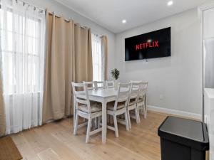 TV a/nebo společenská místnost v ubytování 5BR 3BATH 6BEDS Boston Home
