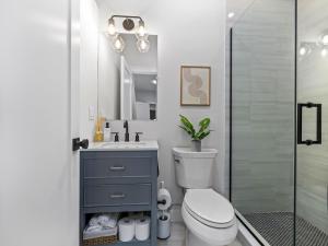 Koupelna v ubytování 5BR 3BATH 6BEDS Boston Home