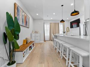 Kuchyň nebo kuchyňský kout v ubytování 5BR 3BATH 6BEDS Boston Home + 26 fotografií