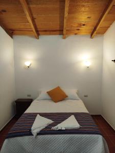 um quarto com uma cama com duas toalhas em Twin Casita #1 & #2 em San Pedro La Laguna