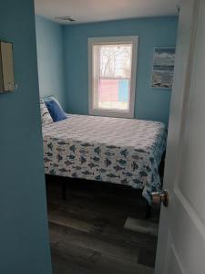Ένα ή περισσότερα κρεβάτια σε δωμάτιο στο Cozy mermaid cove