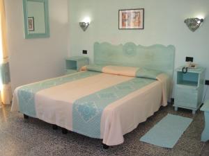 sypialnia z dużym łóżkiem i 2 szafkami nocnymi w obiekcie Hotel Moderno w mieście Santa Teresa Gallura +37 zdjęć