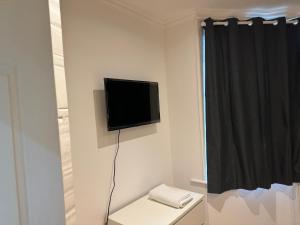ロンドンにあるLuxurious double roomの薄型テレビが備わります。