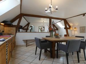 eine Küche und ein Esszimmer mit einem Holztisch und Stühlen in der Unterkunft Gîte Belhomert-Guéhouville, 4 pièces, 6 personnes - FR-1-581-113 in Belhomert-Guéhouville