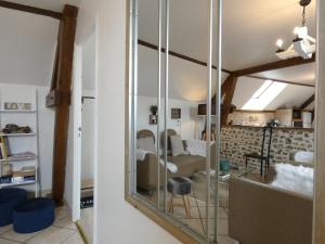 ein Wohnzimmer mit einem Spiegel und einem Sofa in der Unterkunft Gîte Belhomert-Guéhouville, 4 pièces, 6 personnes - FR-1-581-113 in Belhomert-Guéhouville