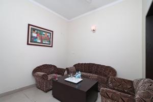 Sala de estar con 2 sofás y mesa en SPOT ON Hotel Center Point, en Rāmpura