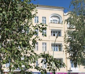 ein hohes Gebäude mit vielen Fenstern in der Unterkunft Hotel Abendstern in Berlin