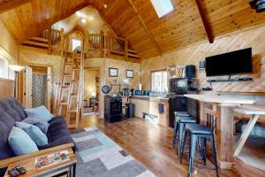 a living room and kitchen in a log cabin at Schillinger Fields in Toledo