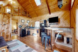 a log cabin with a kitchen and a living room at Schillinger Fields in Toledo