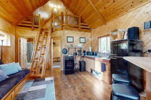 a log cabin with a kitchen and a living room at Schillinger Fields in Toledo