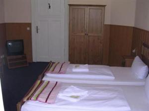 Postel nebo postele na pokoji v ubytování Hotel-Pension Rheingold am Kurfürstendamm