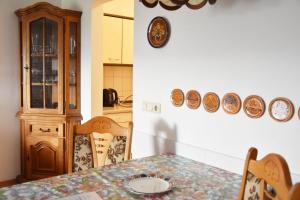 una sala da pranzo con un tavolo e un orologio a parete di Ferienwohnung Rodachtalblick 927 a Bad Rodach
