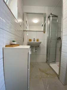 un bagno bianco con lavandino e doccia di Seaside house with a swimming pool Prigradica, Korcula - 22904 a Blato