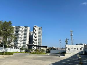 伊洛伊洛Family room Casa Mia at SMDC Styles Residence Tower A的停车场,有两栋高楼