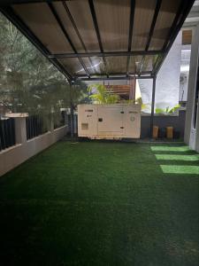 Two bedroom duplex in Chevron Lekki phase 2 في Iranla: فناء في الهواء الطلق مع ساحة مع عشب أخضر