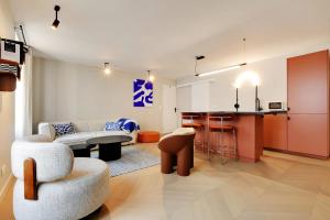 uma sala de estar com um sofá e uma mesa em Luxury Flat Four Peoples em Clichy
