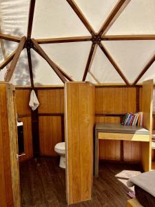 ein Badezimmer mit WC in einem Zelt in der Unterkunft Glamping en la Sierra de Arteaga in Los Lirios