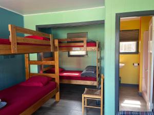 Palanda nebo palandy na pokoji v ubytování Seaside International Hostel
