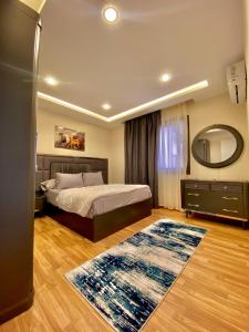 um quarto com uma cama, um espelho e um tapete em شاليه فندقى داخل فندق هلنان بورفؤاد Private Apartment Inside Helnan Hotel Port Fouad em Port Said