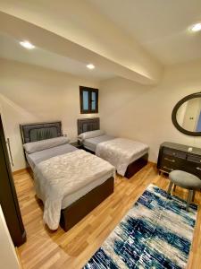 1 dormitorio con 2 camas y piano en شاليه فندقى داخل فندق هلنان بورفؤاد Private Apartment Inside Helnan Hotel Port Fouad, en Puerto Saíd