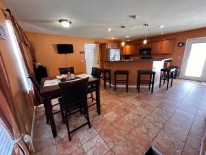 Una cocina y un comedor con mesa y sillas. en A huge Sprawling House on a large lot -15 minutes to St Louis, en Belleville