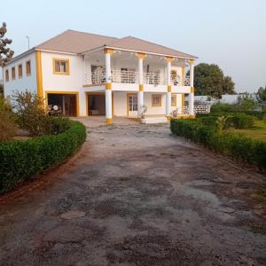 ein großes weißes Haus mit großer Auffahrt in der Unterkunft Gambia Paradise in Tanji