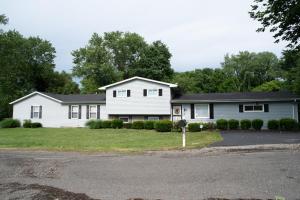 una gran casa blanca con entrada para coches en A huge Sprawling House on a large lot -15 minutes to St Louis, en Belleville