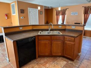 una cocina con fregadero y lavavajillas en A huge Sprawling House on a large lot -15 minutes to St Louis, en Belleville 33 fotos más