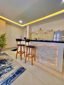 Kuchyň nebo kuchyňský kout v ubytování شاليه فندقى داخل منتجع سياحى ببورفؤاد Hotel Apartment Inside Tourist Resort In Port Fouad