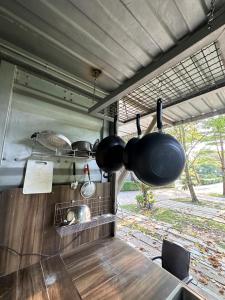 una cocina con ollas y sartenes colgando del techo en Nunou Cafe en Ban Than Lao