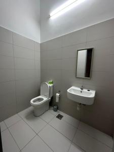 Bilik mandi di 50 Crest Near Yi Jia HeLiXuan New Cathay Long Sing Mount Austin Restaurant +22 gambar