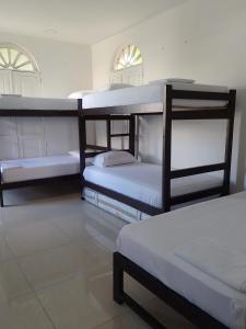 ネイバにあるHospedaje Casa Cultural Saberesの二段ベッド3組が備わる部屋