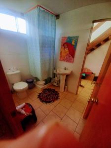 uma casa de banho com um WC e um lavatório em Pae pae de Liz,boutique em Hanga Roa