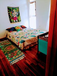 um quarto com uma cama e um tapete em Pae pae de Liz,boutique em Hanga Roa
