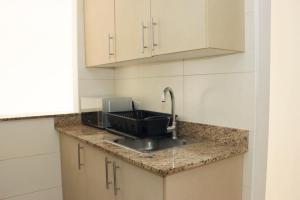 a kitchen with a sink and a microwave at Ph Torres del Este in Salsipuedes