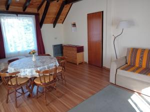 a living room with a table and chairs and a couch at Alojamiento Dihlmann in Dina Huapi