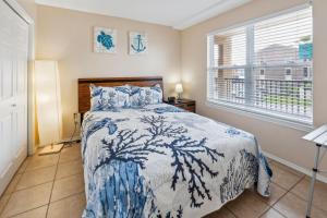 1 dormitorio con cama y ventana en South Padre Island Gulf Getaway With Pool Condo, en South Padre Island