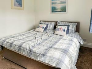 1 dormitorio con 2 almohadas en Commonside Cottage en Lytham St Annes