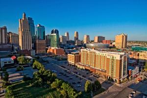 uma vista aérea de uma cidade com edifícios e carros em Courtyard by Marriott Kansas City Downtown/Convention Center em Kansas City